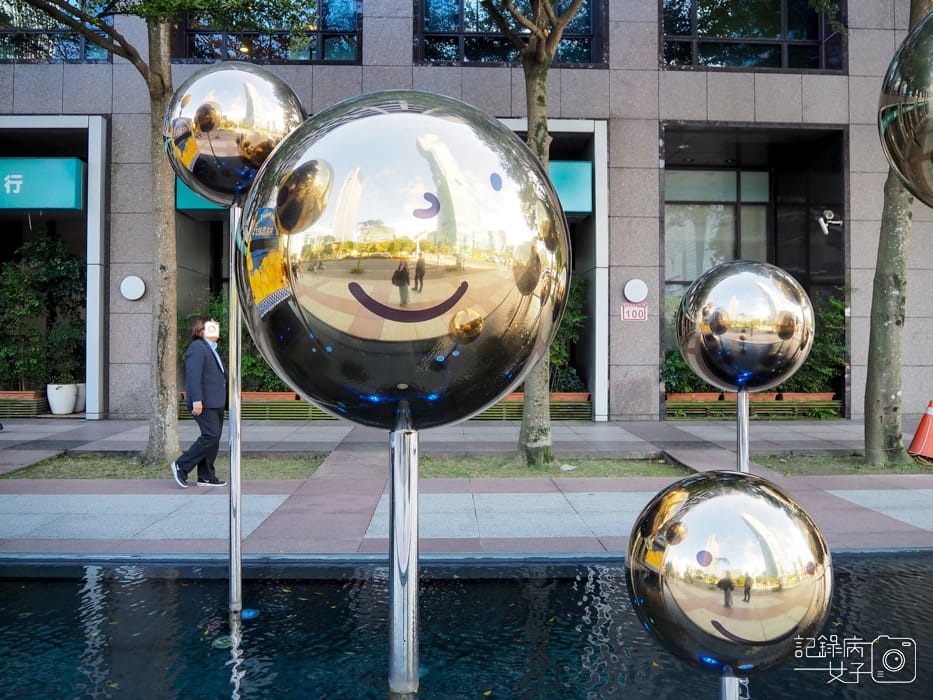 幾米月亮公車MOON BUS-月亮忘記了-台北101 (9).JPG