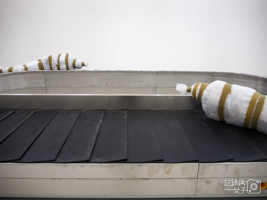 台北美術館機場傳輸帶屍體 痛苦與歡愉曾慶強個展19.jpg 台北美術館機場傳輸帶屍體 痛苦與歡愉曾慶強個展19.jpg