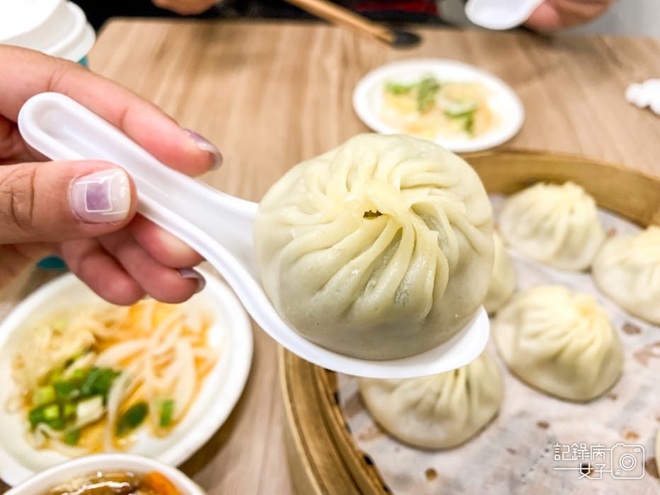 中山湯包洪蒜香湯包原味湯包麻辣小籠湯包皮薄多汁11.jpg 中山湯包洪蒜香湯包原味湯包麻辣小籠湯包皮薄多汁11.jpg