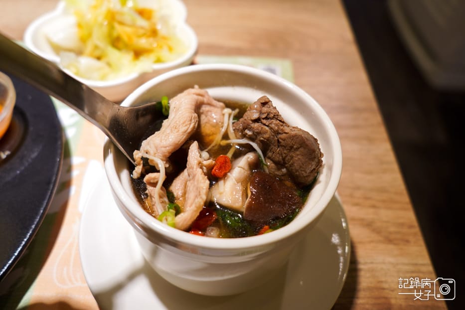 22遼寧夜市林記海南雞飯肉骨茶湯.jpg 22遼寧夜市林記海南雞飯肉骨茶湯.jpg