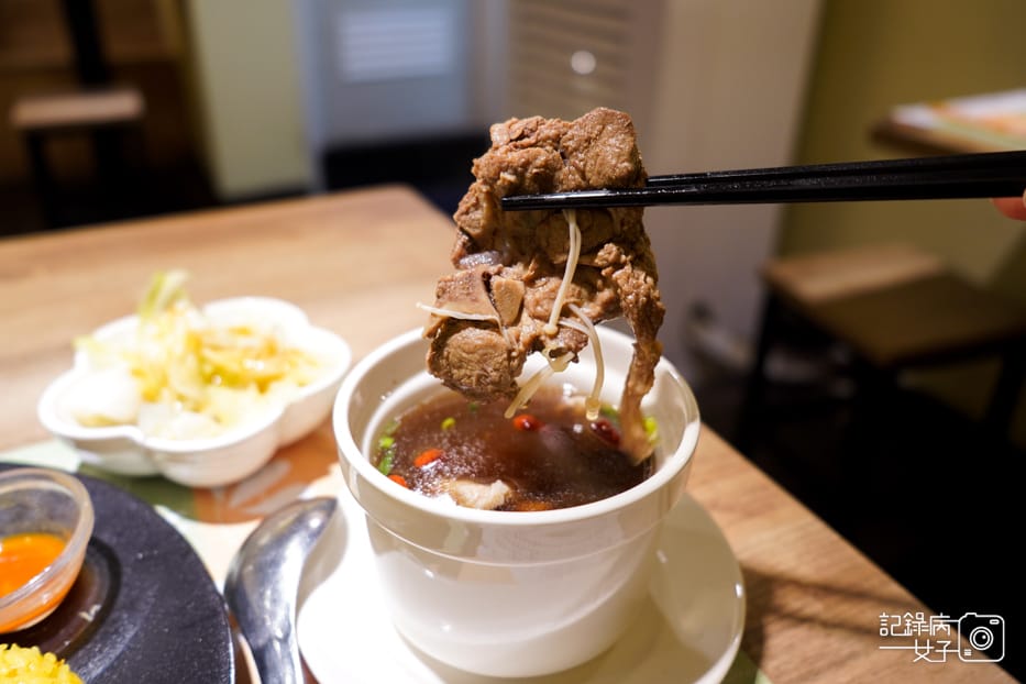 23遼寧夜市林記海南雞飯肉骨茶湯.jpg 23遼寧夜市林記海南雞飯肉骨茶湯.jpg