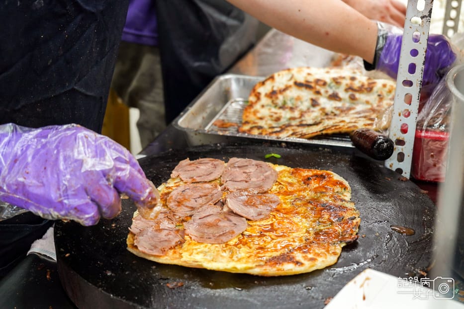 16饒河夜市蔥海手工蔥油餅蔥海捲餅牛肉捲大餅.jpg