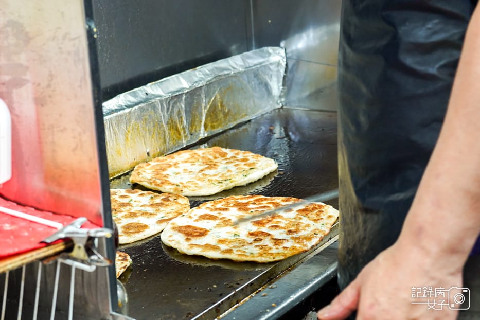 15饒河夜市蔥海手工蔥油餅蔥海捲餅牛肉捲大餅.jpg