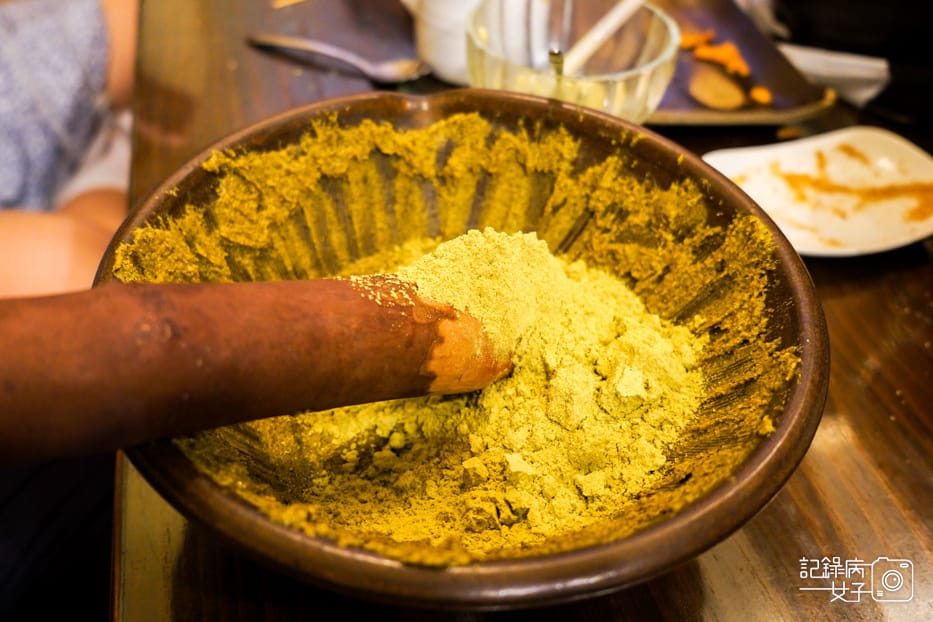 42新竹北埔老街三十九號北埔擂茶創始店磨擂茶.jpg 42新竹北埔老街三十九號北埔擂茶創始店磨擂茶.jpg