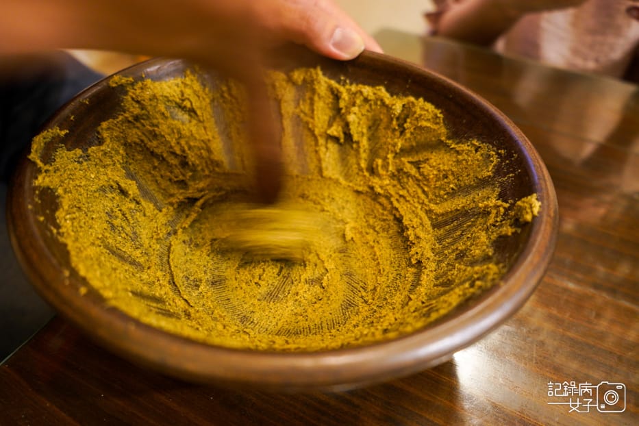 39新竹北埔老街三十九號北埔擂茶創始店磨擂茶.jpg 39新竹北埔老街三十九號北埔擂茶創始店磨擂茶.jpg