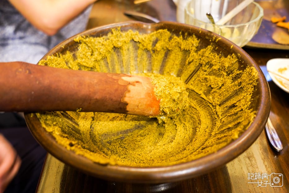 40新竹北埔老街三十九號北埔擂茶創始店磨擂茶.jpg 40新竹北埔老街三十九號北埔擂茶創始店磨擂茶.jpg