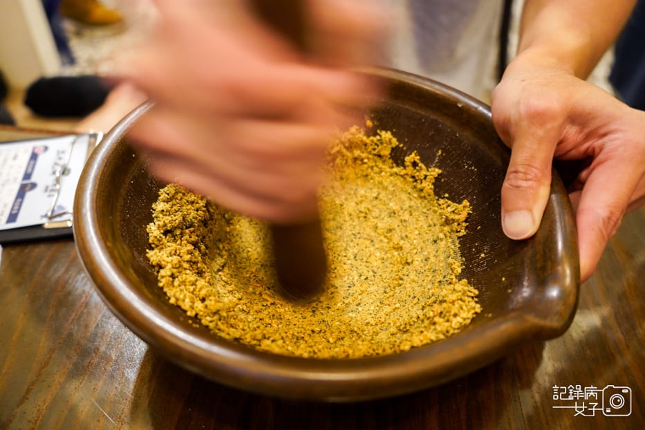 37新竹北埔老街三十九號北埔擂茶創始店磨擂茶.jpg 37新竹北埔老街三十九號北埔擂茶創始店磨擂茶.jpg