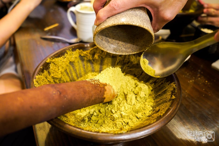 41新竹北埔老街三十九號北埔擂茶創始店磨擂茶.jpg 41新竹北埔老街三十九號北埔擂茶創始店磨擂茶.jpg