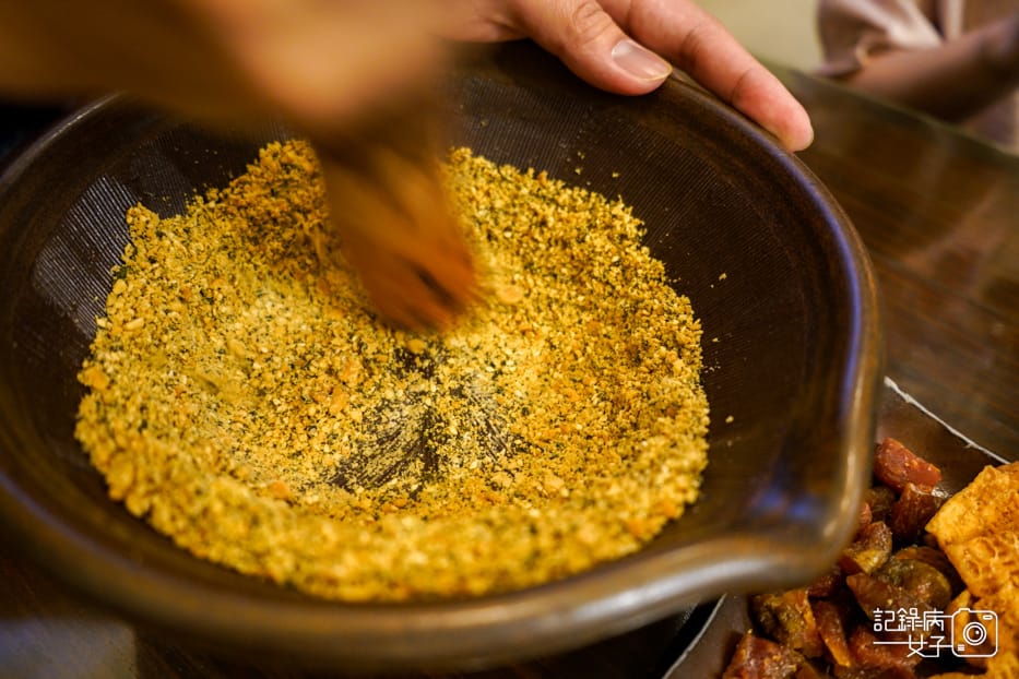 36新竹北埔老街三十九號北埔擂茶創始店磨擂茶.jpg 36新竹北埔老街三十九號北埔擂茶創始店磨擂茶.jpg