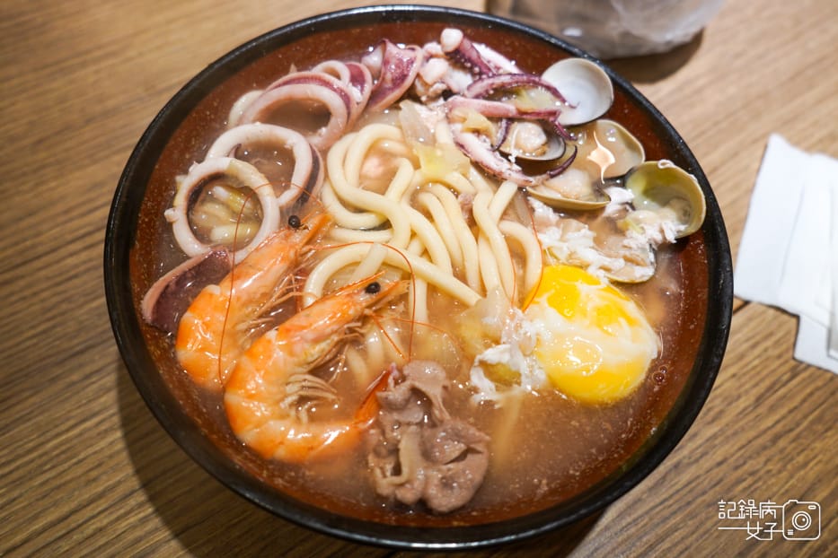 4饒河夜市哈囉海鮮鍋燒大魷魚鍋燒意麵.jpg
