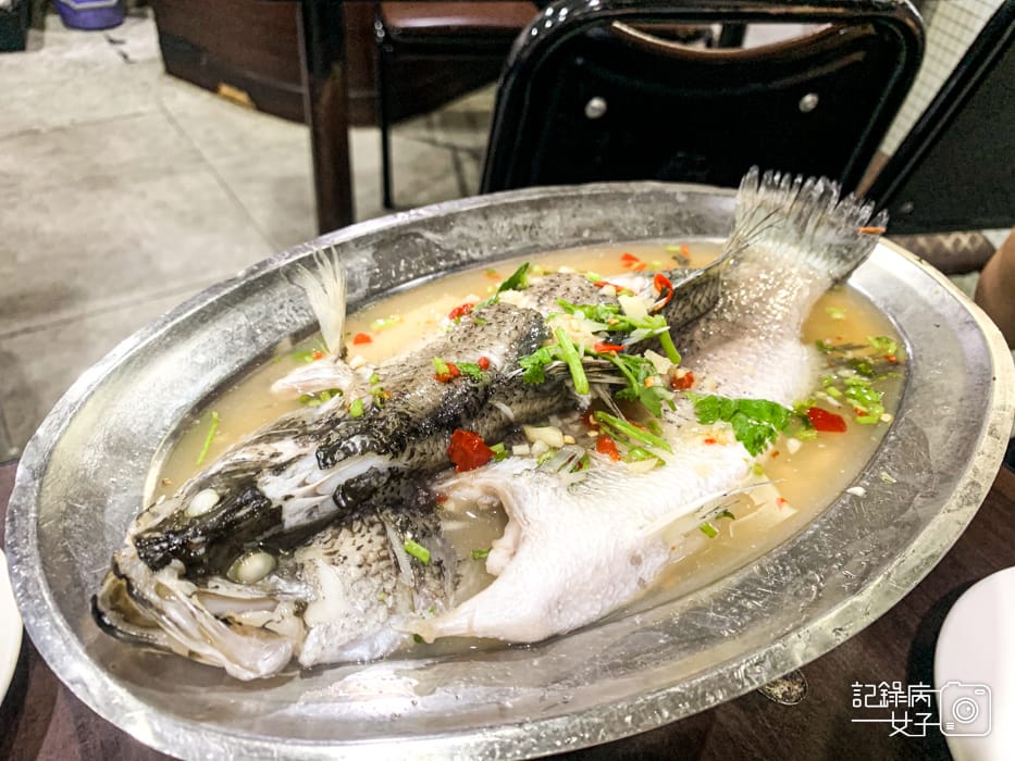 20台北橋三和夜市三重泰式圓料理月亮蝦餅打拋豬椒麻雞檸檬鱸魚.jpg 20台北橋三和夜市三重泰式圓料理月亮蝦餅打拋豬椒麻雞檸檬鱸魚.jpg