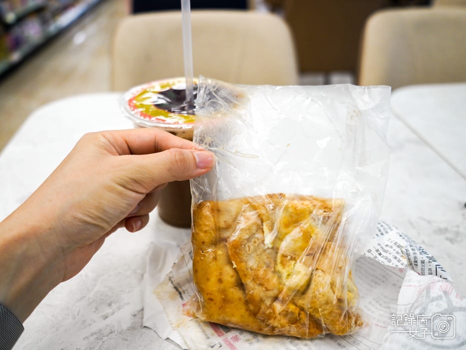 16桃園大園手工報紙蛋餅大園報紙雙蛋蛋餅古早味奶茶.jpg 16桃園大園手工報紙蛋餅大園報紙雙蛋蛋餅古早味奶茶.jpg