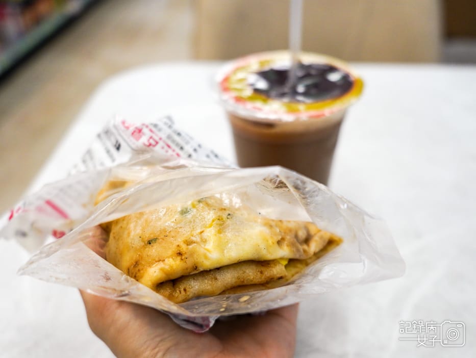 17桃園大園手工報紙蛋餅大園報紙雙蛋蛋餅古早味奶茶.jpg 17桃園大園手工報紙蛋餅大園報紙雙蛋蛋餅古早味奶茶.jpg