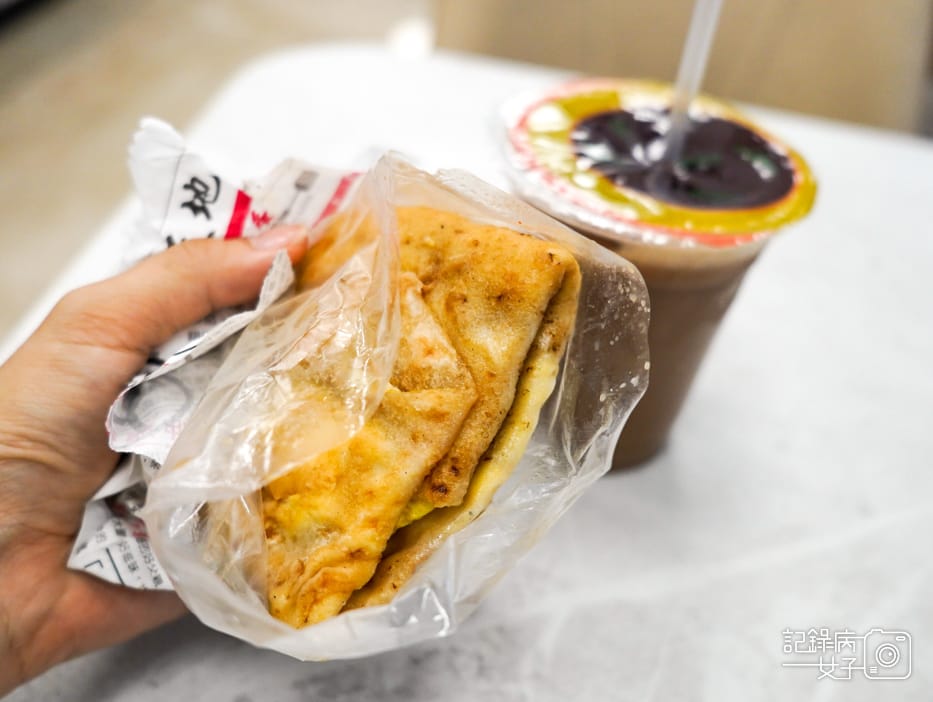 18桃園大園手工報紙蛋餅大園報紙雙蛋蛋餅古早味奶茶.jpg 18桃園大園手工報紙蛋餅大園報紙雙蛋蛋餅古早味奶茶.jpg