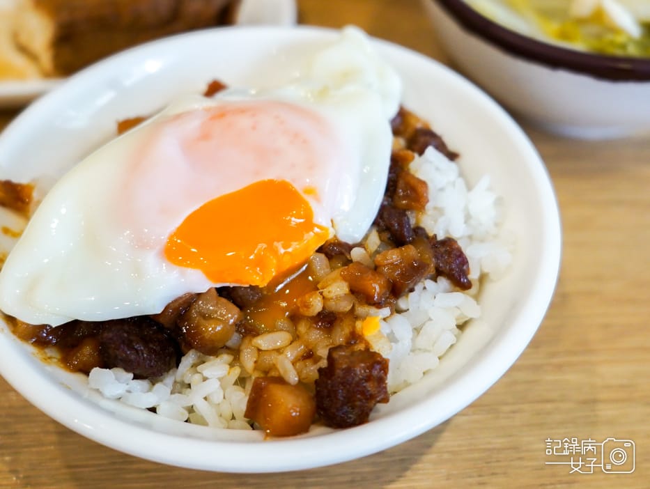 29高雄米其林必比登推薦弘記肉燥飯舖肉燥飯黃金半熟蛋.jpg