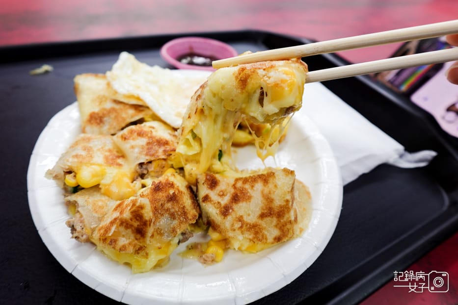 91永春捷運站天橋下豆江之家江記豆漿鮪魚玉米乳酪蛋餅.jpg