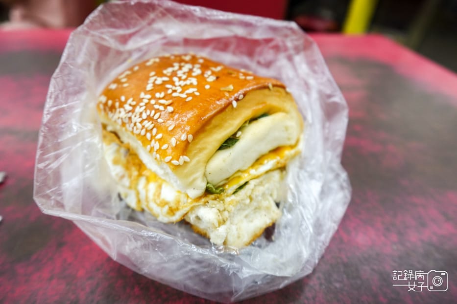 81永春捷運站天橋下豆江之家蔥花捲起司蛋.jpg