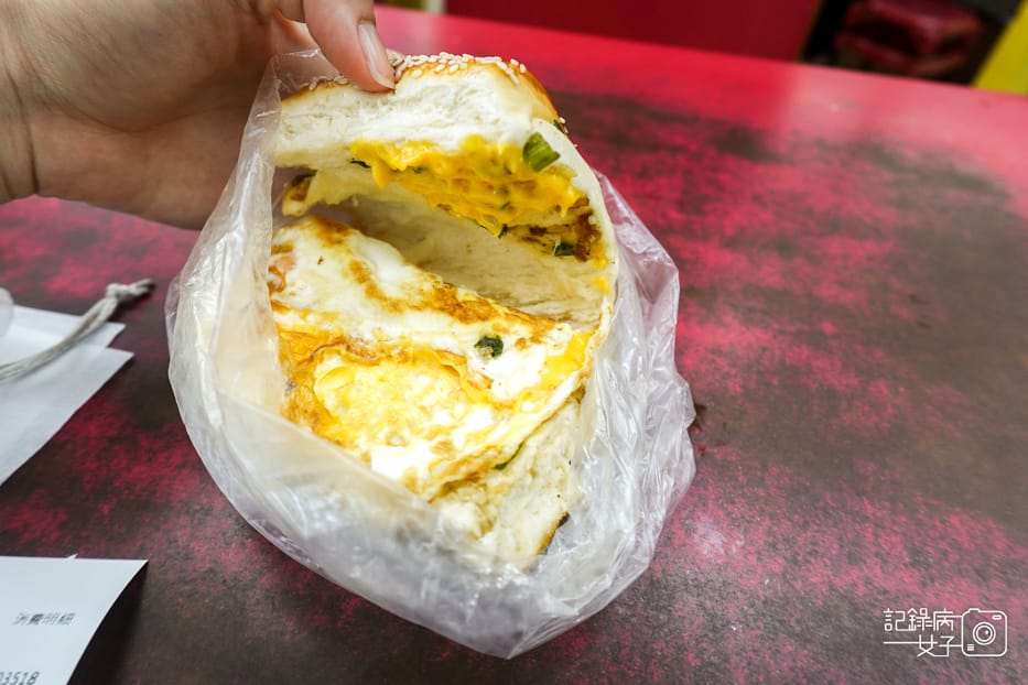 82永春捷運站天橋下豆江之家蔥花捲起司蛋.jpg