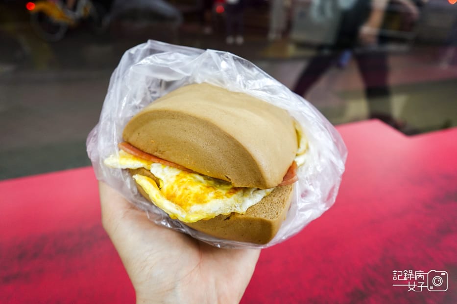 2永春捷運站天橋下豆江之家江記豆漿饅頭夾火腿蛋.jpg