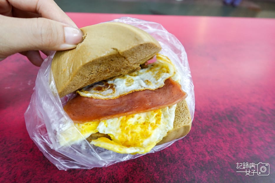 3永春捷運站天橋下豆江之家江記豆漿黑糖饅頭加火腿蛋.jpg