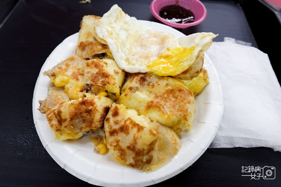 90永春捷運站天橋下豆江之家江記豆漿鮪魚玉米乳酪蛋餅.jpg