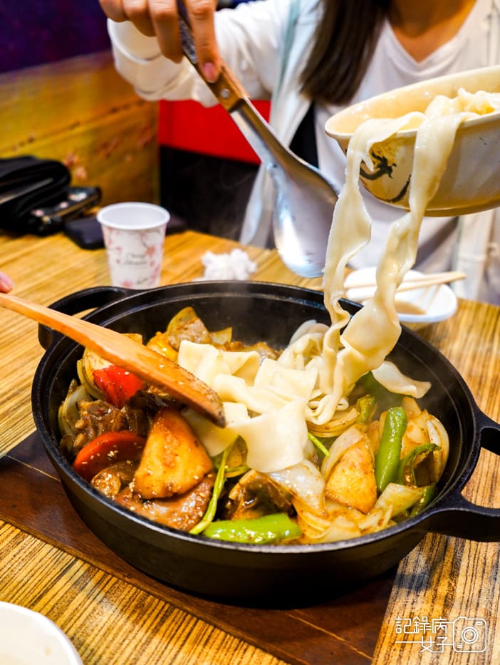 44新北中和南勢角青丹扎西新疆青藏料理羊騷味青藏羊排炕鍋大盤雞鍋皮帶寬麵.jpg 44新北中和南勢角青丹扎西新疆青藏料理羊騷味青藏羊排炕鍋大盤雞鍋皮帶寬麵.jpg