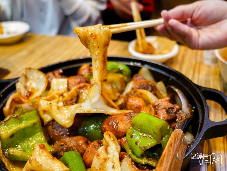 38新北中和南勢角青丹扎西新疆青藏料理羊騷味青藏羊排炕鍋大盤雞鍋皮帶寬麵.jpg 38新北中和南勢角青丹扎西新疆青藏料理羊騷味青藏羊排炕鍋大盤雞鍋皮帶寬麵.jpg