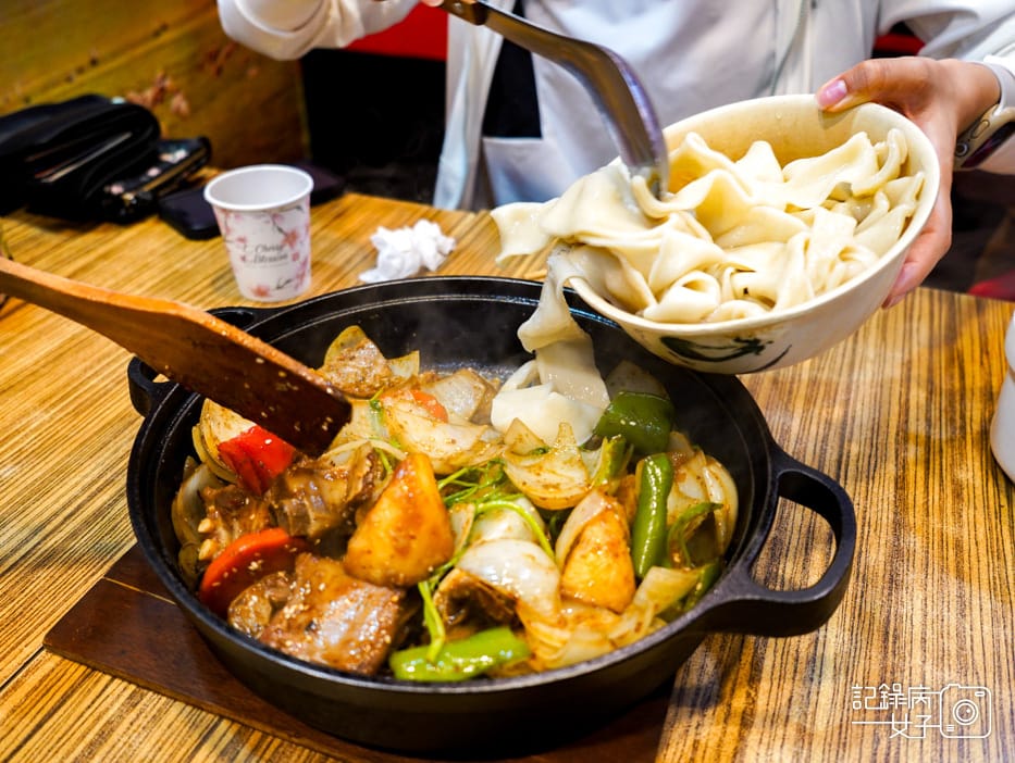 25新北中和南勢角青丹扎西新疆青藏料理羊騷味青藏羊排炕鍋大盤雞鍋皮帶寬麵.jpg 25新北中和南勢角青丹扎西新疆青藏料理羊騷味青藏羊排炕鍋大盤雞鍋皮帶寬麵.jpg