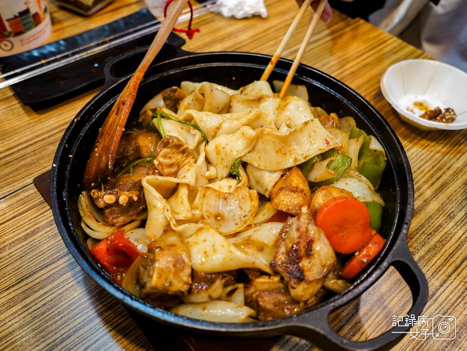 29新北中和南勢角青丹扎西新疆青藏料理羊騷味青藏羊排炕鍋大盤雞鍋皮帶寬麵.jpg 29新北中和南勢角青丹扎西新疆青藏料理羊騷味青藏羊排炕鍋大盤雞鍋皮帶寬麵.jpg