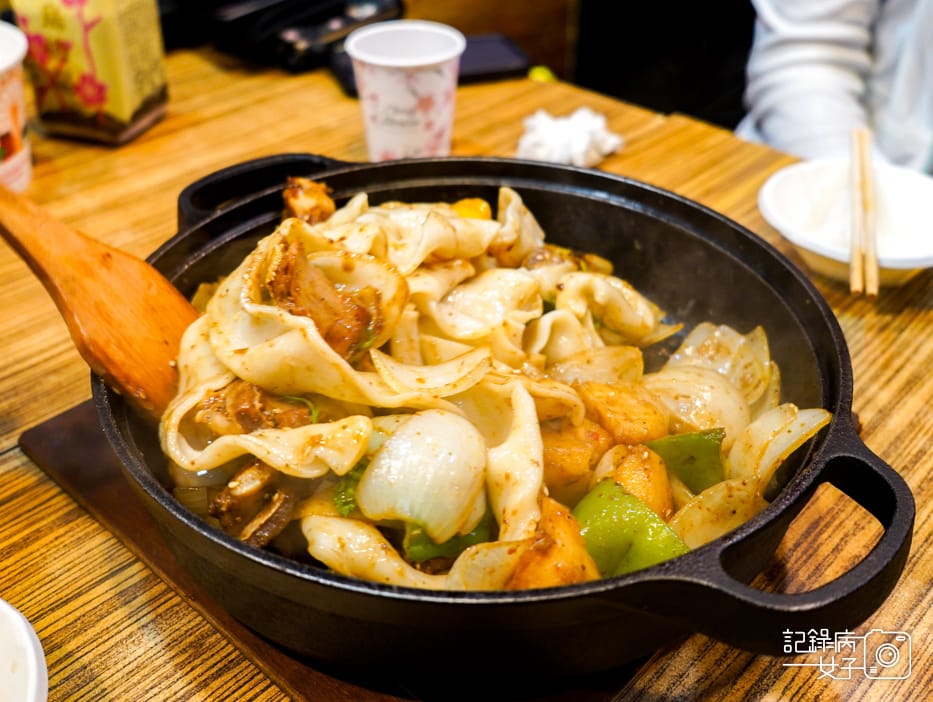 28新北中和南勢角青丹扎西新疆青藏料理羊騷味青藏羊排炕鍋大盤雞鍋皮帶寬麵.jpg 28新北中和南勢角青丹扎西新疆青藏料理羊騷味青藏羊排炕鍋大盤雞鍋皮帶寬麵.jpg