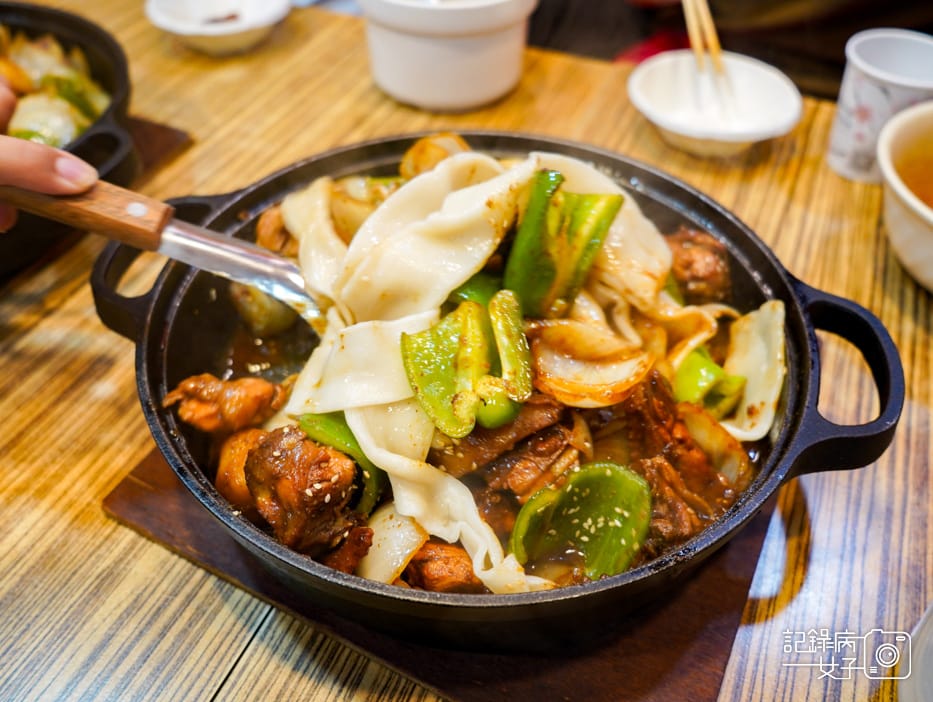 34新北中和南勢角青丹扎西新疆青藏料理羊騷味青藏羊排炕鍋大盤雞鍋皮帶寬麵.jpg 34新北中和南勢角青丹扎西新疆青藏料理羊騷味青藏羊排炕鍋大盤雞鍋皮帶寬麵.jpg