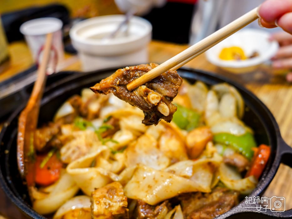 30新北中和南勢角青丹扎西新疆青藏料理羊騷味青藏羊排炕鍋大盤雞鍋皮帶寬麵.jpg 30新北中和南勢角青丹扎西新疆青藏料理羊騷味青藏羊排炕鍋大盤雞鍋皮帶寬麵.jpg