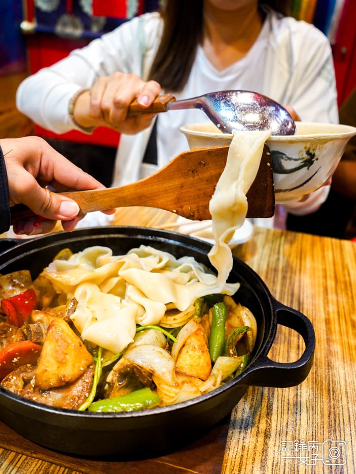 26新北中和南勢角青丹扎西新疆青藏料理羊騷味青藏羊排炕鍋大盤雞鍋皮帶寬麵.jpg 26新北中和南勢角青丹扎西新疆青藏料理羊騷味青藏羊排炕鍋大盤雞鍋皮帶寬麵.jpg