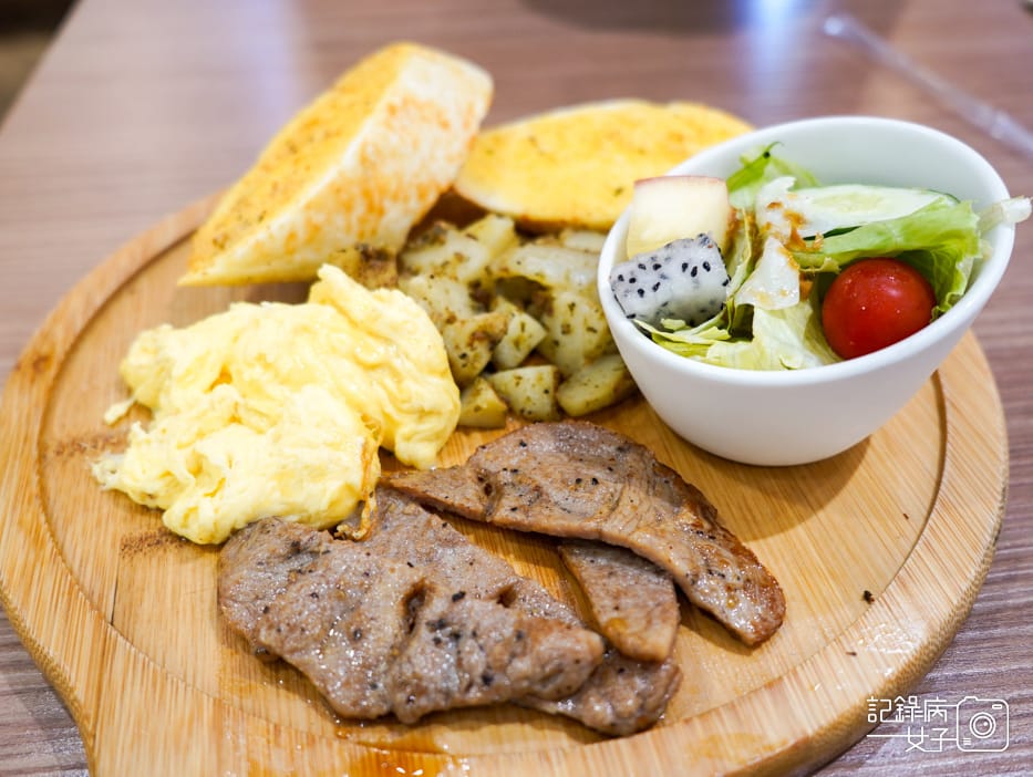 22新北三重早午餐達利早餐大蒜拼盤豬里肌總匯起司蛋餅.jpg 22新北三重早午餐達利早餐大蒜拼盤豬里肌總匯起司蛋餅.jpg