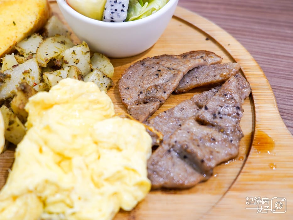 26新北三重早午餐達利早餐大蒜拼盤豬里肌總匯起司蛋餅.jpg 26新北三重早午餐達利早餐大蒜拼盤豬里肌總匯起司蛋餅.jpg