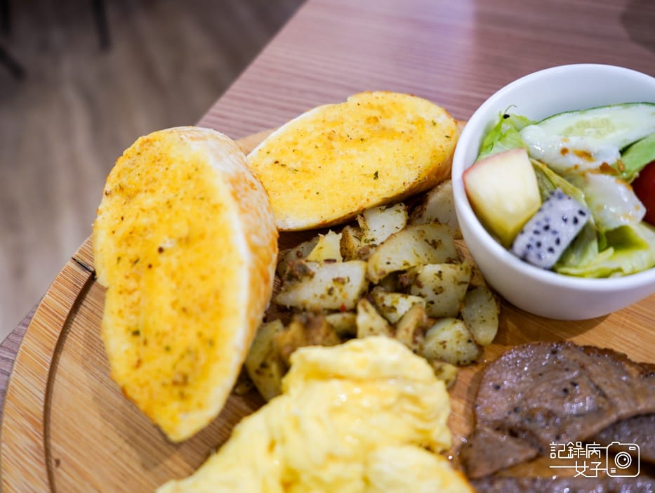 24新北三重早午餐達利早餐大蒜拼盤豬里肌總匯起司蛋餅.jpg 24新北三重早午餐達利早餐大蒜拼盤豬里肌總匯起司蛋餅.jpg