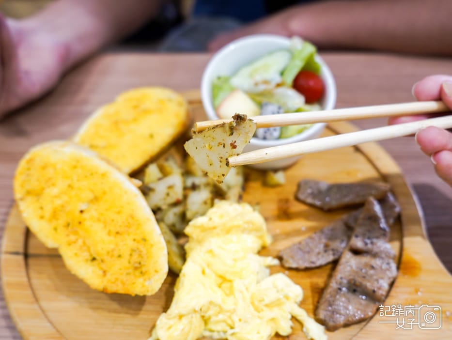 25新北三重早午餐達利早餐大蒜拼盤豬里肌總匯起司蛋餅.jpg 25新北三重早午餐達利早餐大蒜拼盤豬里肌總匯起司蛋餅.jpg