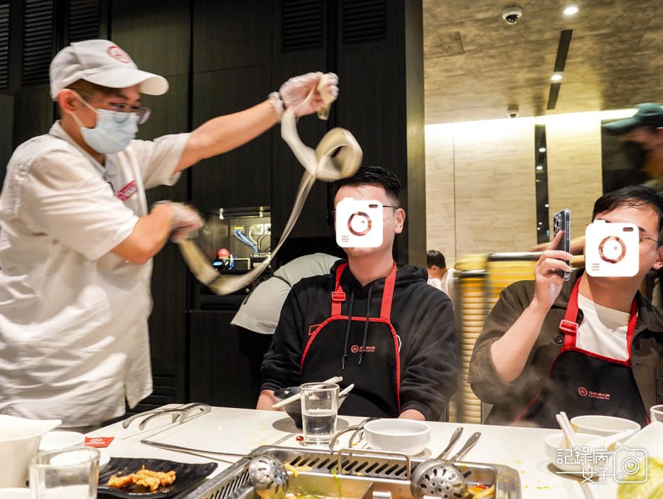 13海底撈火鍋撈麵甩麵表演變臉秀.jpg