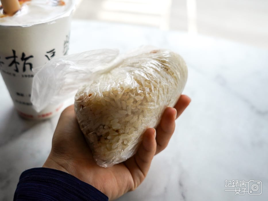 26台北美食華山市場阜杭豆漿招牌鹹飯糰加蛋.jpg