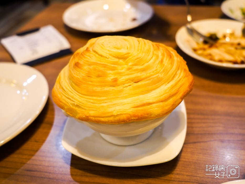 26Meow義大利餐廳無花果羊乾酪胡麻沙拉奶油蟹肉麵包酥皮松露蝦仁濃湯玉米濃湯.jpg