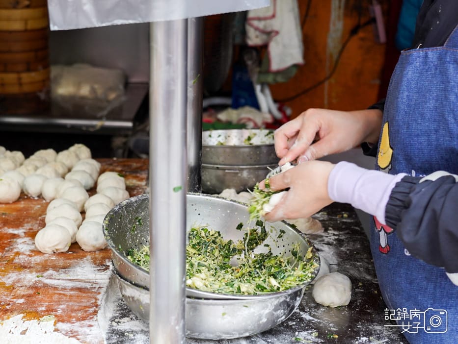 5三重美食信義公園旁水煎包文化北路水煎包高麗菜包蔥肉包.jpg