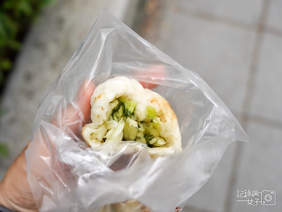 16三重美食信義公園旁水煎包文化北路水煎包高麗菜包蔥肉包.jpg