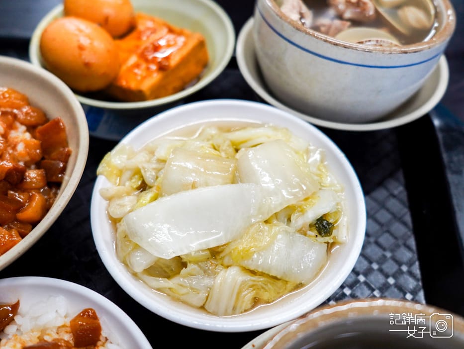 32三重今大魯肉飯滷肉飯排行帶皮肥肉偏甜魯汁竹筍排骨湯.jpg