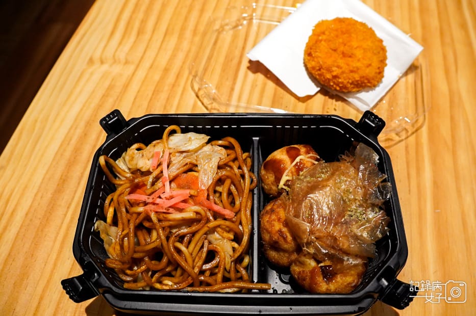 4南港DONKI唐吉訶德美食開箱章魚燒日式炒麵.jpg