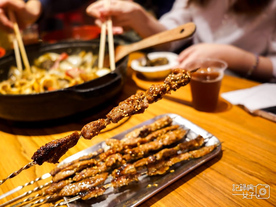 41青丹扎西南港新疆青藏美食新疆羊肉串烤羊肋排.jpg