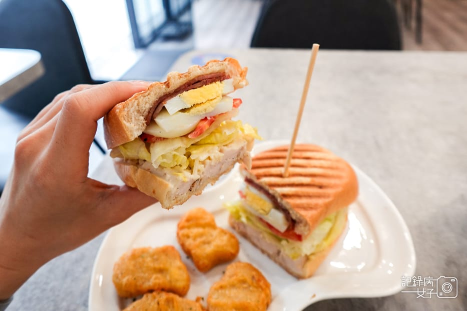 32蘆洲三重秘食咖啡早午餐軟法凱撒嫩雞肉吐司熱壓吐司可頌炒菇蛋捲.jpg