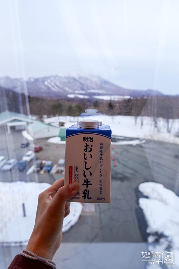 36日本LAWSON超商開箱BRULEE烤布蕾生牛乳布丁生乳捲.jpg 36日本LAWSON超商開箱BRULEE烤布蕾生牛乳布丁生乳捲.jpg