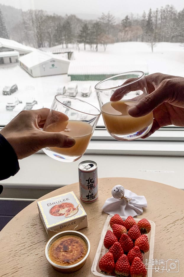 33日本LAWSON超商開箱BRULEE烤布蕾生牛乳布丁生乳捲.jpg 33日本LAWSON超商開箱BRULEE烤布蕾生牛乳布丁生乳捲.jpg