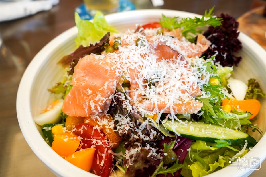 26陽明山美軍宿舍群餐廳The Café By 想陽明山煙燻鮭魚沙拉.jpg