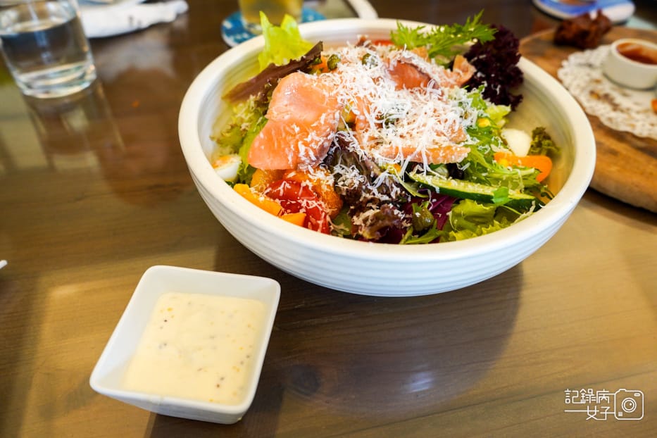 25陽明山美軍宿舍群餐廳The Café By 想陽明山煙燻鮭魚沙拉.jpg